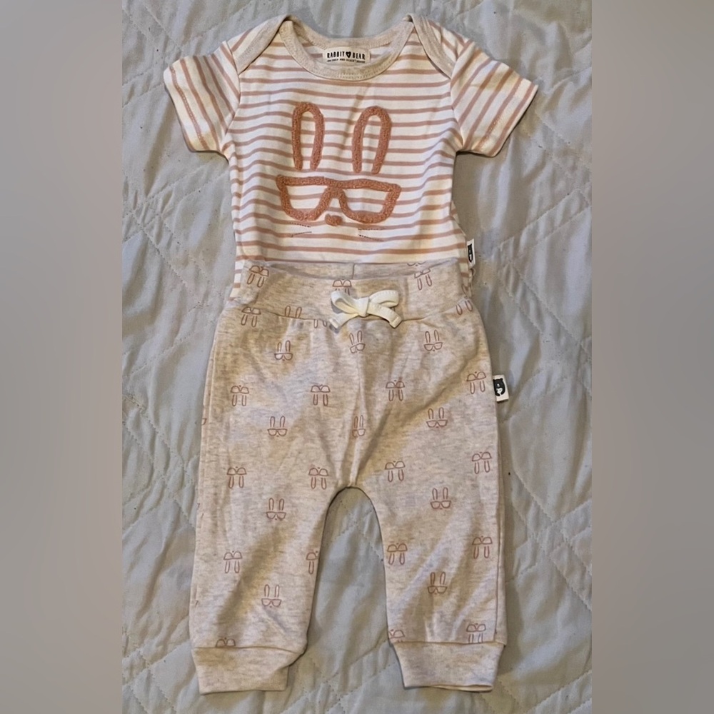 Baby Pant Set Organic Cotton Unisex
Bodysuit & matching pants 
Sz0-3 months NWOT
